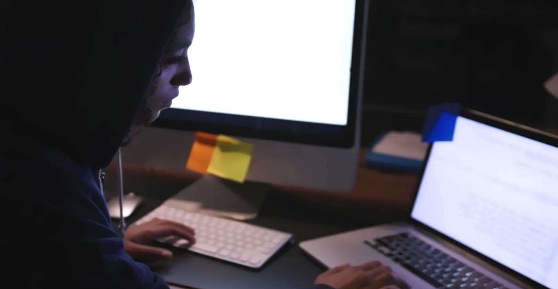 Responsive tasarım için farklı cihazlarda görüntülenen web sitesi arayüzü